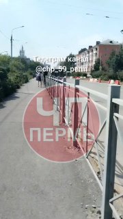 Пьяный мужчина молится на площади, привлекая внимание прохожих