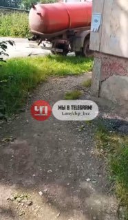 Жители жалуются на водителя, сливающего отходы в канализацию